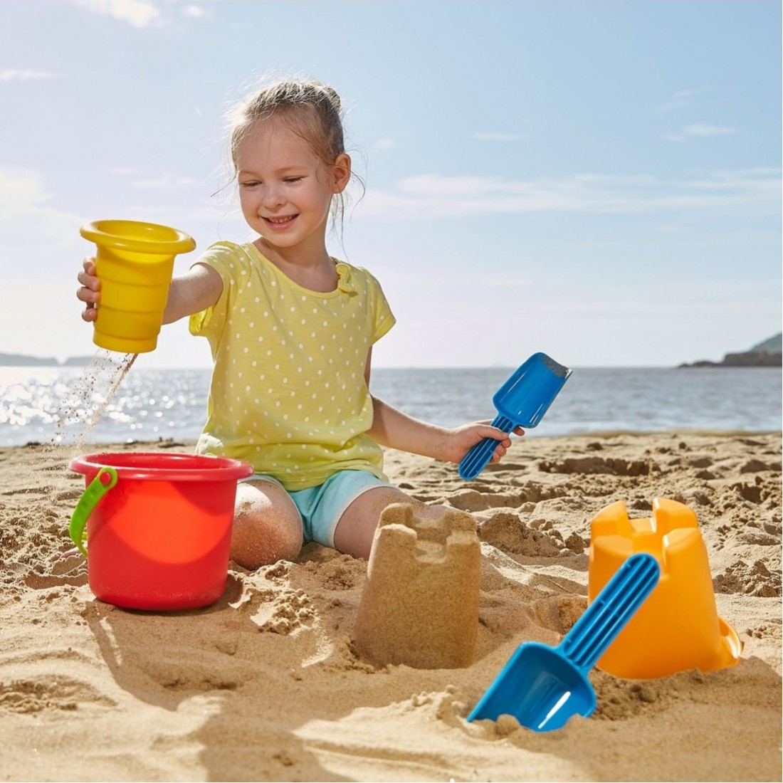 des jouets pour enfants au bord de la mer, un seau, une pelle, un râteau se  trouvent sur une plage rocheuse. concept de sécurité des enfants. 11023482  Photo de stock chez Vecteezy